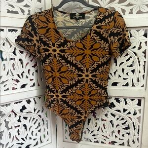 NWOT Lex Breezy ulu quilt print bodysuit. Washed but never wore. Size M. blk/brn